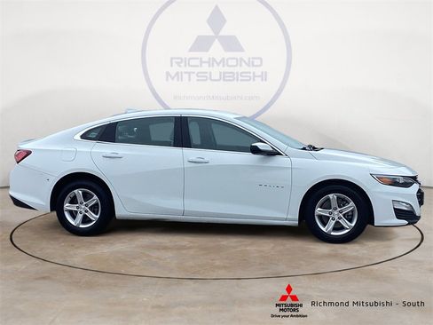Used 2022 Chevrolet Malibu LT image 2
