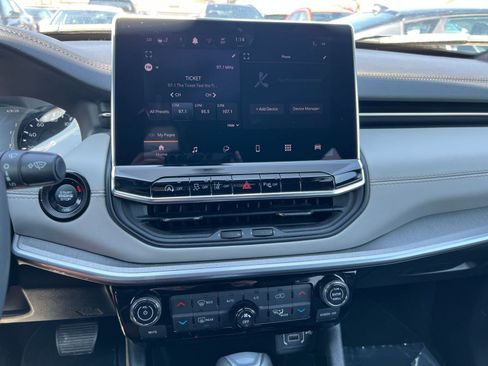 Used 2025 Jeep Compass Limited image 21