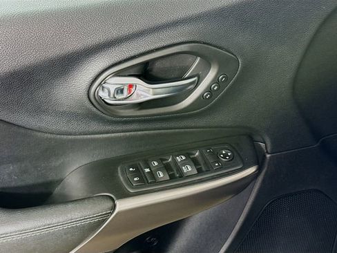 Used 2020 Jeep Cherokee Limited AWD/4WD image 19