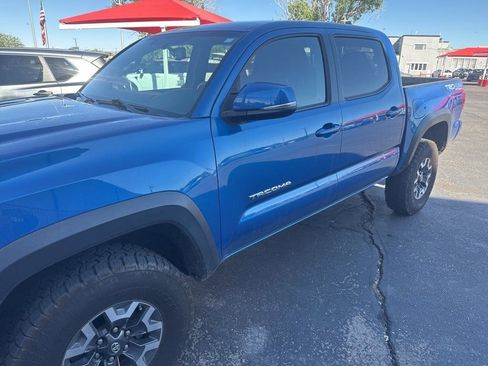 Used 2017 Toyota Tacoma TRD Off-Road AWD/4WD image 4