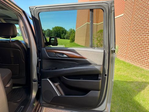 Used 2020 Cadillac Escalade ESV Luxury w/ Escalade Sport Edition AWD/4WD image 30
