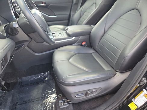 Used 2024 Toyota Highlander XLE AWD/4WD image 8