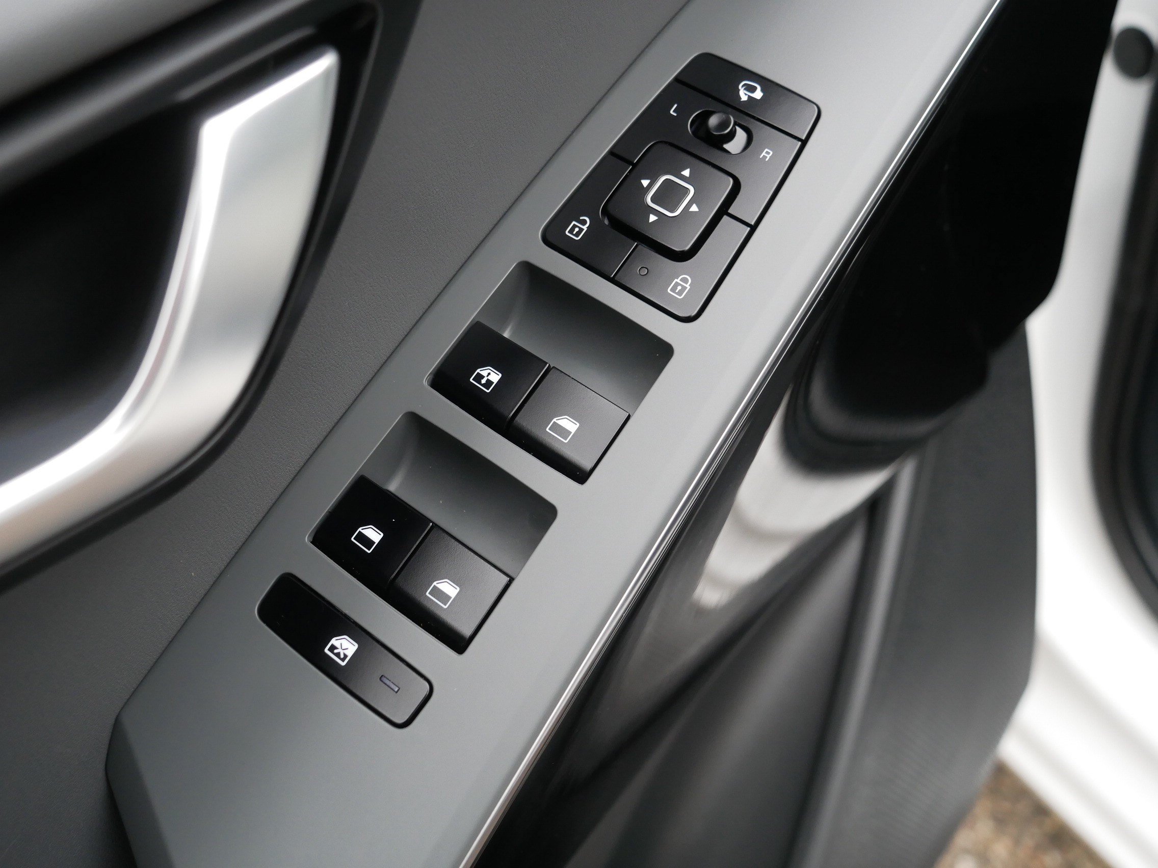 Certified 2025 Kia Niro EX Touring FWD image 19