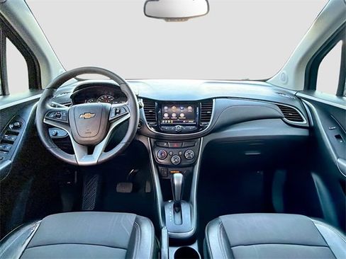 Used 2020 Chevrolet Trax LT w/ LT Convenience Package image 15