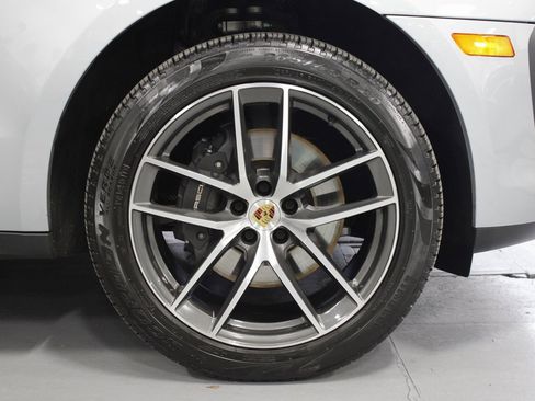 Certified 2025 Porsche Macan image 14