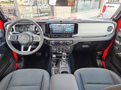 Used 2025 Jeep Wrangler Unlimited Sahara AWD/4WD image 9