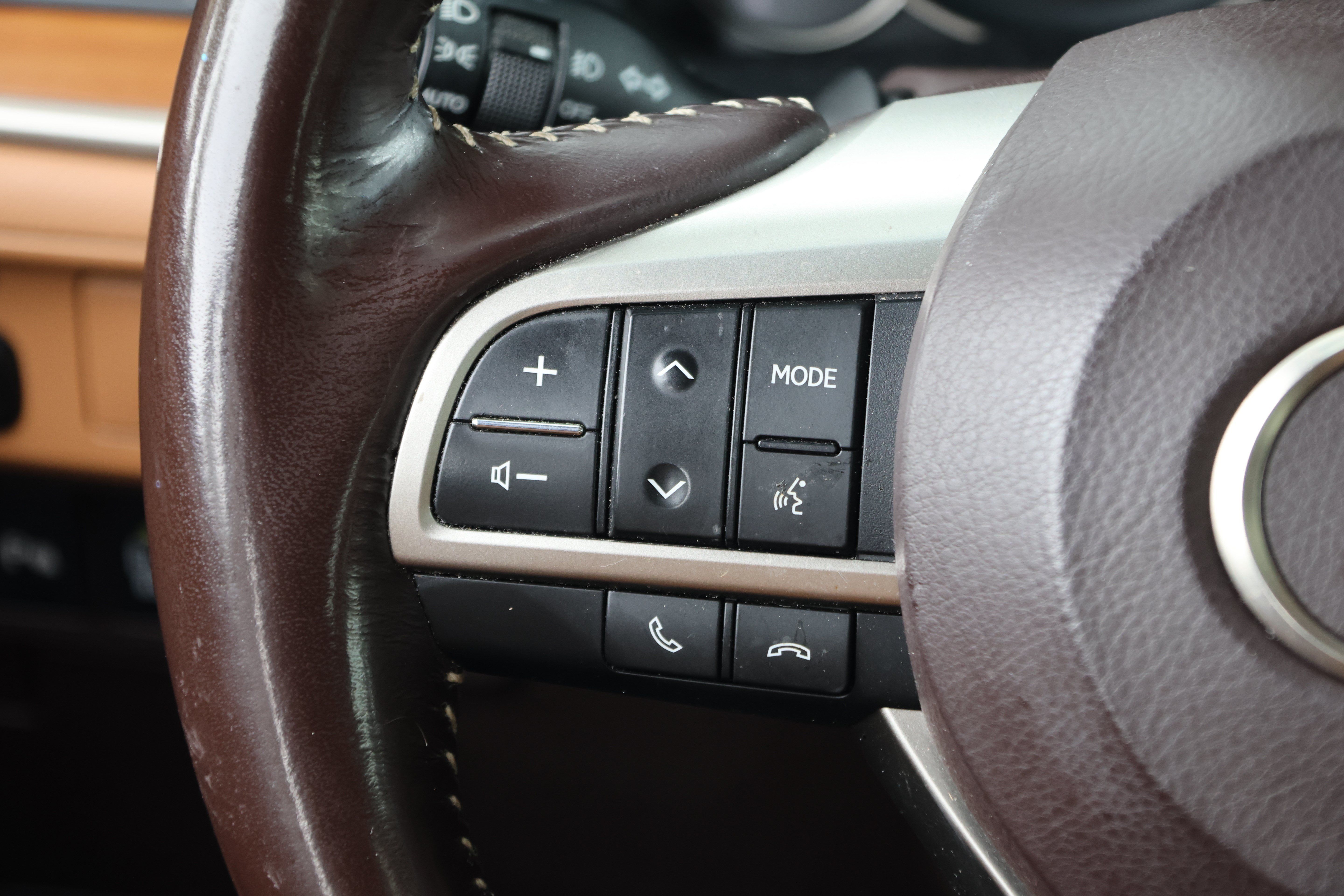 Used 2016 Lexus ES 300h w/ Luxury Package w/Wood Trim FWD image 19