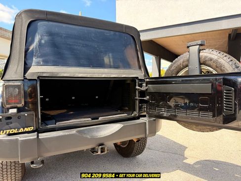 Used 2017 Jeep Wrangler Unlimited Rubicon w/ Connectivity Group AWD/4WD image 24