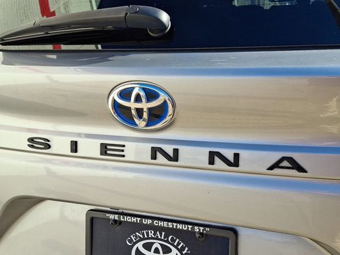 Used 2024 Toyota Sienna XLE image 30
