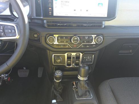 Used 2025 Jeep Wrangler Unlimited Sahara w/ Safety Group image 9