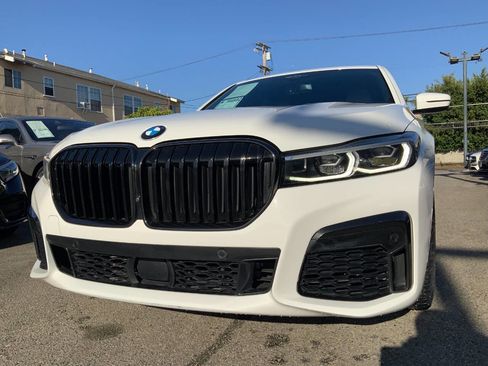 Used 2022 BMW 740i w/ M Sport Package RWD image 2