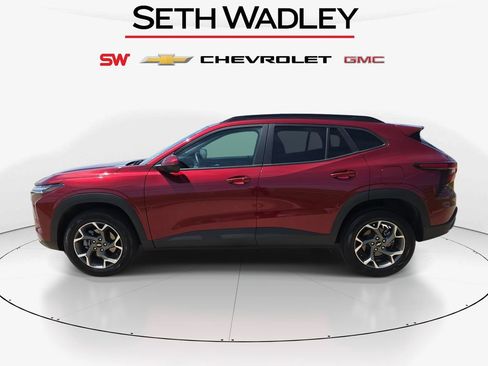 Used 2025 Chevrolet Trax LT w/ LT Convenience Package FWD image 4