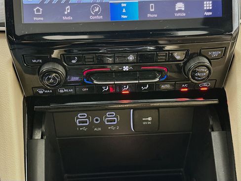 Used 2023 Jeep Grand Cherokee L Limited AWD/4WD image 24