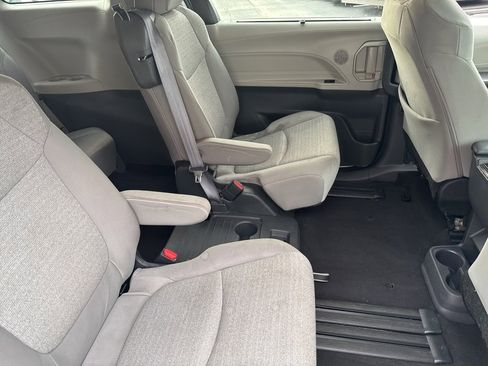 Used 2024 Toyota Sienna LE image 11