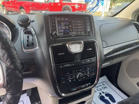 Used 2014 Chrysler Town & Country Touring w/ Driver Convenience Group FWD image 23