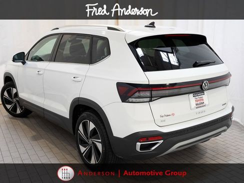 Used 2025 Volkswagen Taos SE AWD/4WD image 3