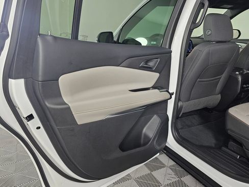 Used 2025 Chevrolet Traverse LT w/ Driver Confidence Package FWD image 31