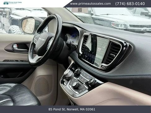 Used 2021 Chrysler Pacifica Touring-L FWD image 12