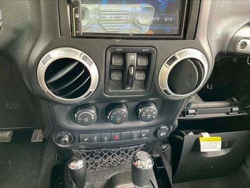 Used 2015 Jeep Wrangler Unlimited Rubicon w/ Dual Top Group AWD/4WD image 15