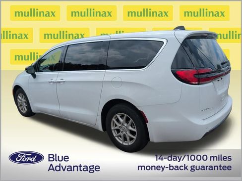 Used 2024 Chrysler Pacifica Touring-L FWD image 3