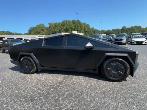 Used 2025 Tesla Cybertruck AWD Crew Cab image 4