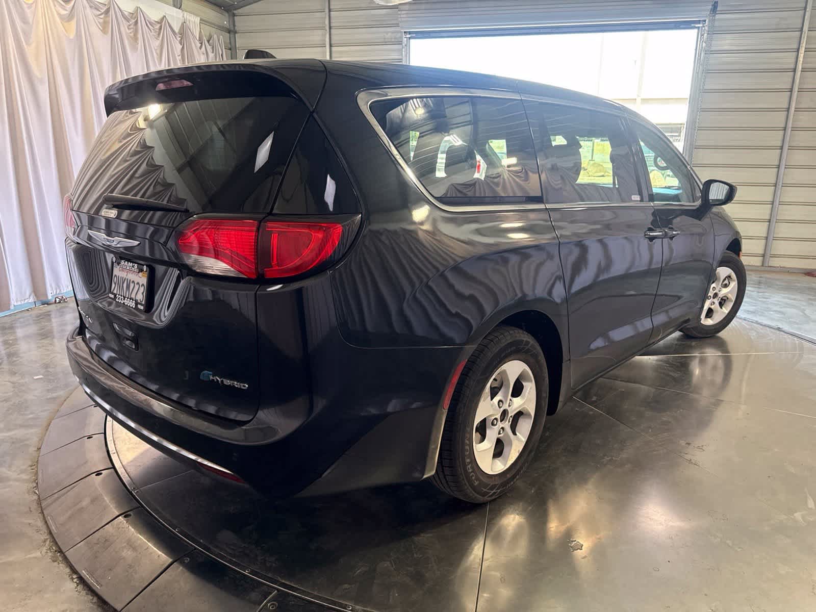 Used 2018 Chrysler Pacifica Touring Plus FWD image 4