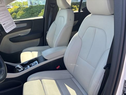 Certified 2026 Volvo XC40 B5 Plus AWD/4WD image 17