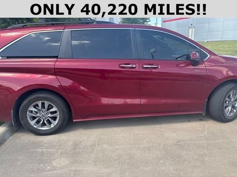 Used 2023 Toyota Sienna XLE FWD image 2