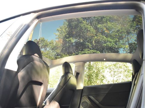 Used 2021 Tesla Model Y Long Range image 24