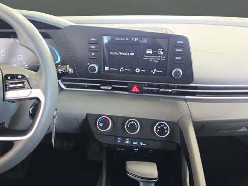 Used 2025 Hyundai Elantra SE FWD image 13