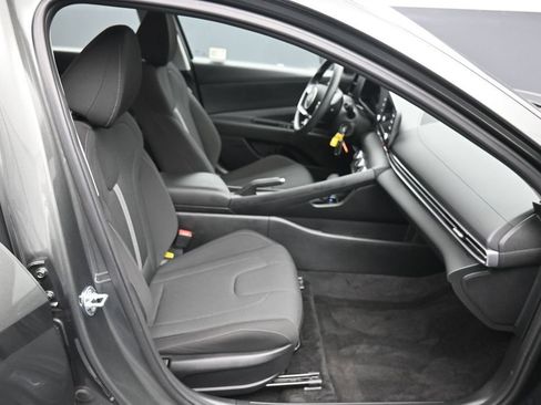 Certified 2025 Hyundai Elantra SE FWD image 23
