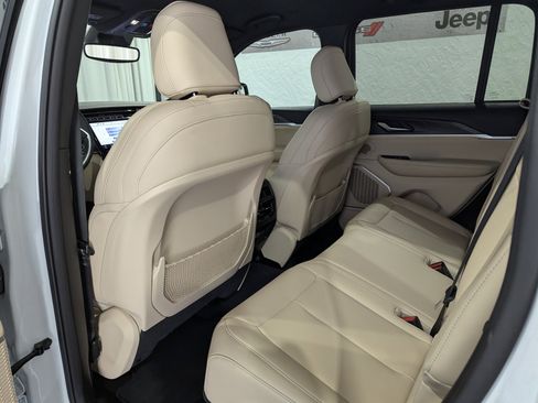 Used 2024 Jeep Grand Cherokee Limited image 11