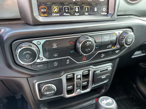 Used 2020 Jeep Wrangler Unlimited Sahara w/ Uconnect 4C Nav & Sound Group AWD/4WD image 19