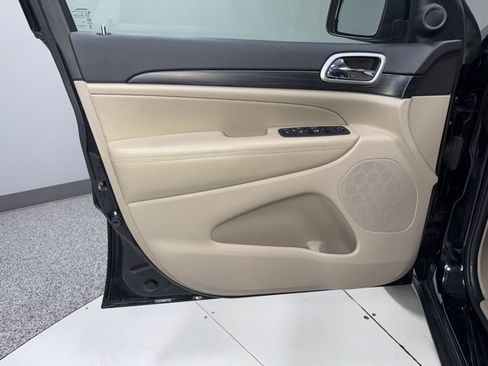 Used 2019 Jeep Grand Cherokee Laredo AWD/4WD image 10