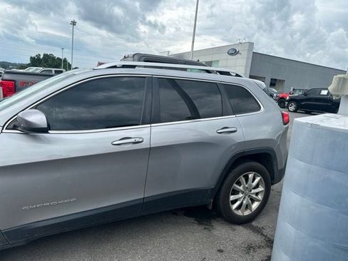 Used 2016 Jeep Cherokee Limited w/ Luxury Group AWD/4WD image 6