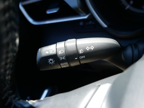 Used 2020 Toyota Highlander XLE AWD/4WD image 29