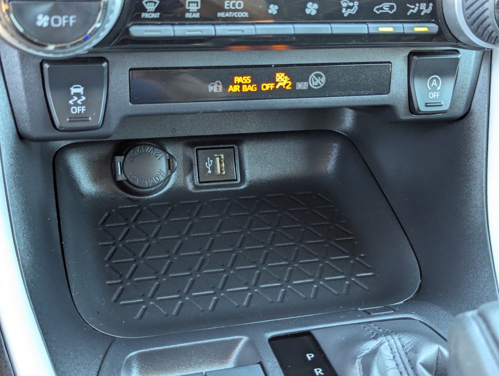 Used 2025 Toyota RAV4 XLE FWD image 29
