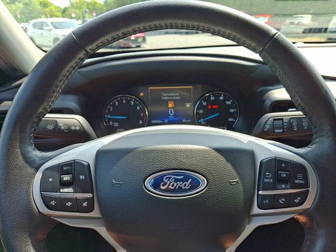 Used 2023 Ford Explorer XLT AWD/4WD image 19