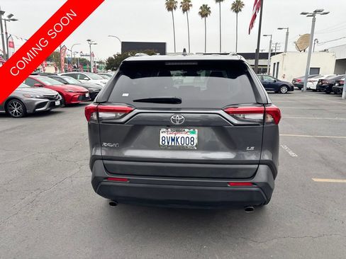 Used 2021 Toyota RAV4 LE FWD image 5