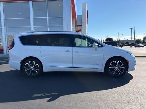 Used 2022 Chrysler Pacifica Pinnacle FWD image 8