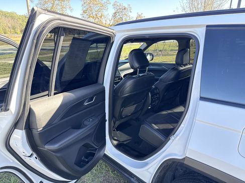 Used 2024 Jeep Grand Cherokee Altitude image 11