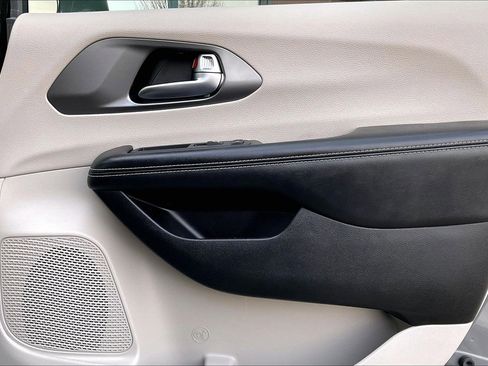 Used 2022 Chrysler Pacifica Touring-L image 21