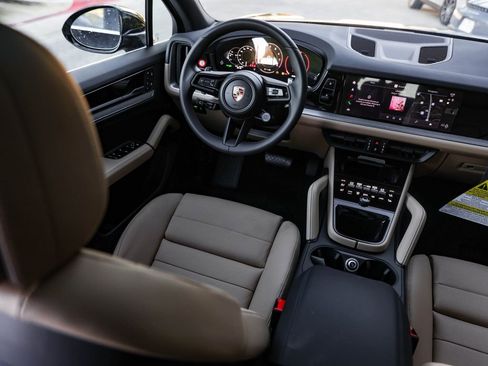 Certified 2026 Porsche Cayenne AWD/4WD image 32