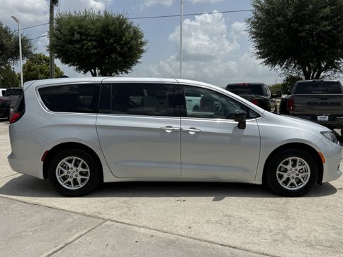Used 2024 Chrysler Voyager LX FWD image 3