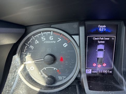 Used 2018 Toyota Tacoma TRD Sport image 14