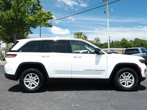 Used 2024 Jeep Grand Cherokee Laredo RWD image 4