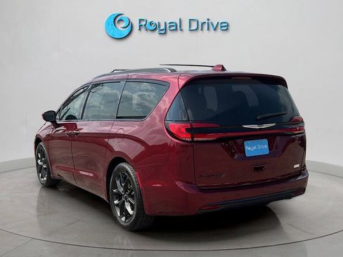 Used 2021 Chrysler Pacifica Touring w/ S Appearance Package FWD image 4