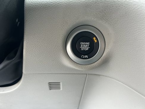 Used 2023 Chrysler Pacifica Touring-L FWD image 18