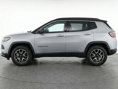 Used 2025 Jeep Compass Trailhawk AWD/4WD image 3