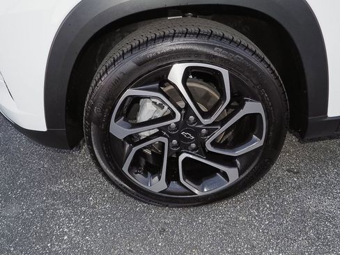 Certified 2025 Chevrolet Trax RS w/ Sunroof Package image 37